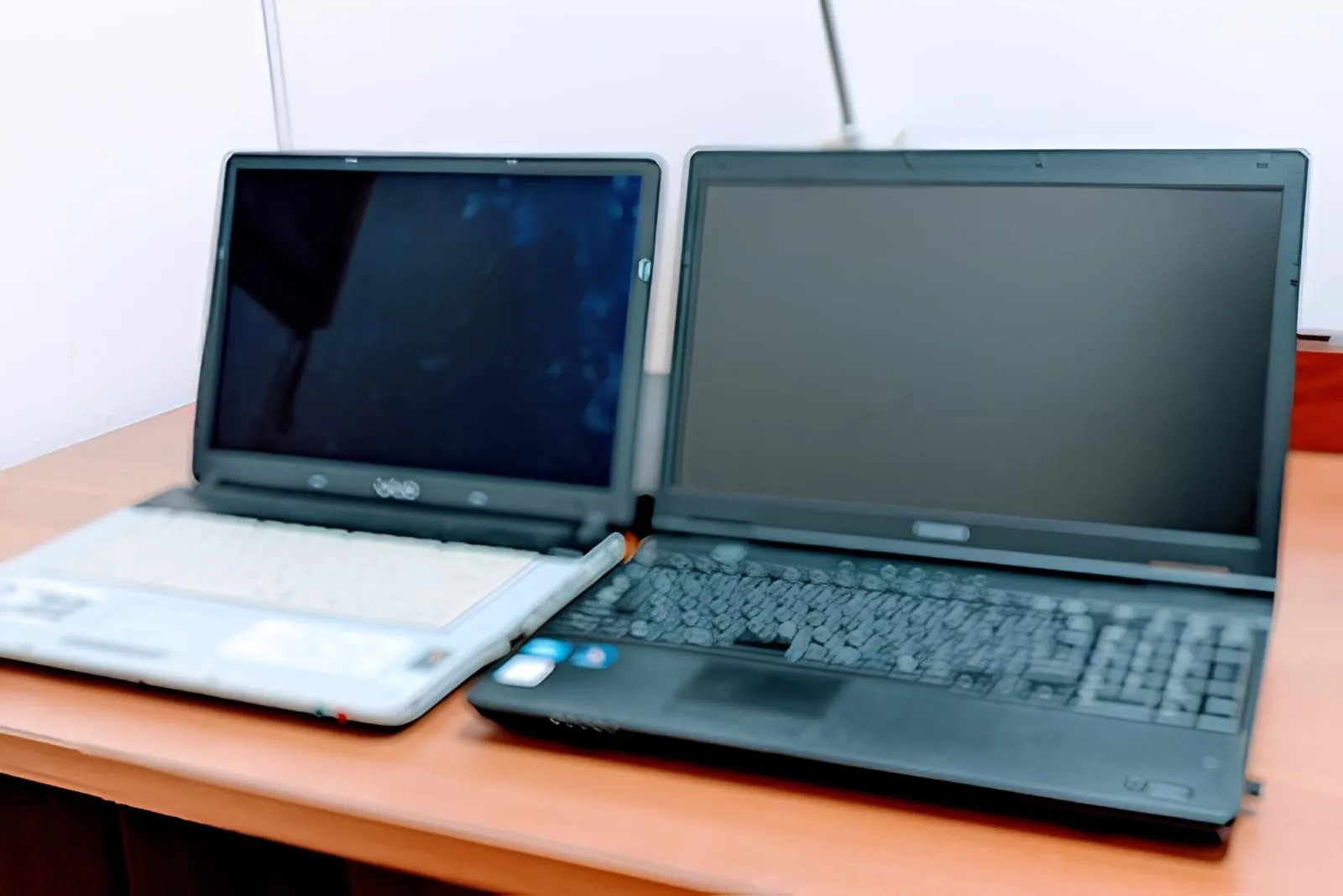 中古パソコン２台。奥の方は外観に汚れが確認できる。