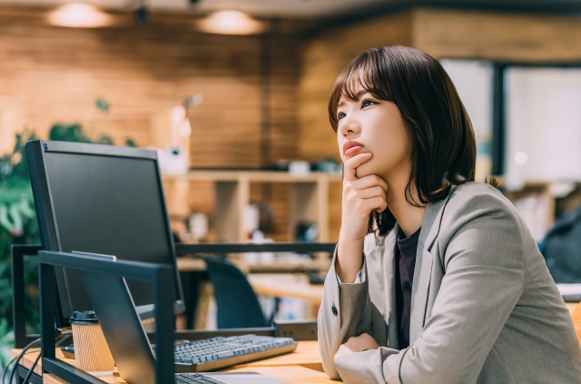 パソコンの手放し方に悩む女性