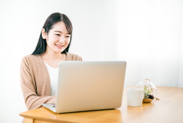 パソコンを操作する女性