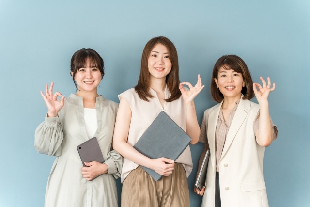 パソコンを持つ女性
